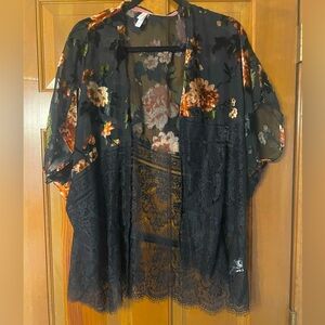 EUC Woman’s Xhilaration Black Floral Kimono Size Small